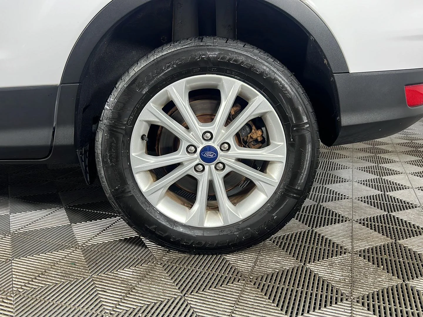 Used 2019 Oxford White Ford SEL image 4