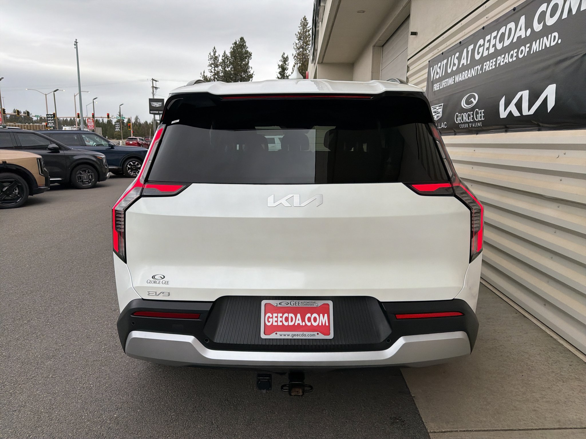 Certified Used 2024 Snow White Pearl Kia Wind image 6