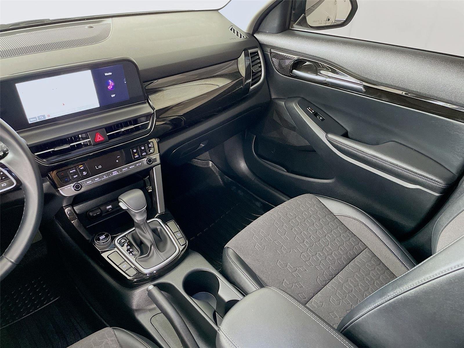 Used 2025 Clear White/Fusion Black Roof Kia S image 27
