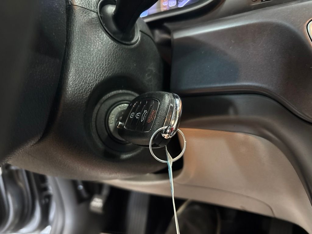 Used 2018 Gray Hyundai SE image 27