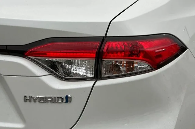 Used 2020 White Toyota LE image 32