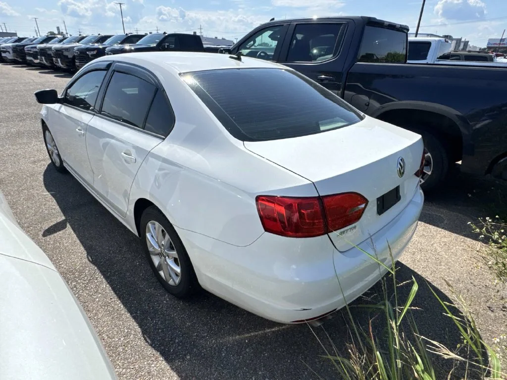 Used 2012 White Volkswagen 2.5L SE image 10