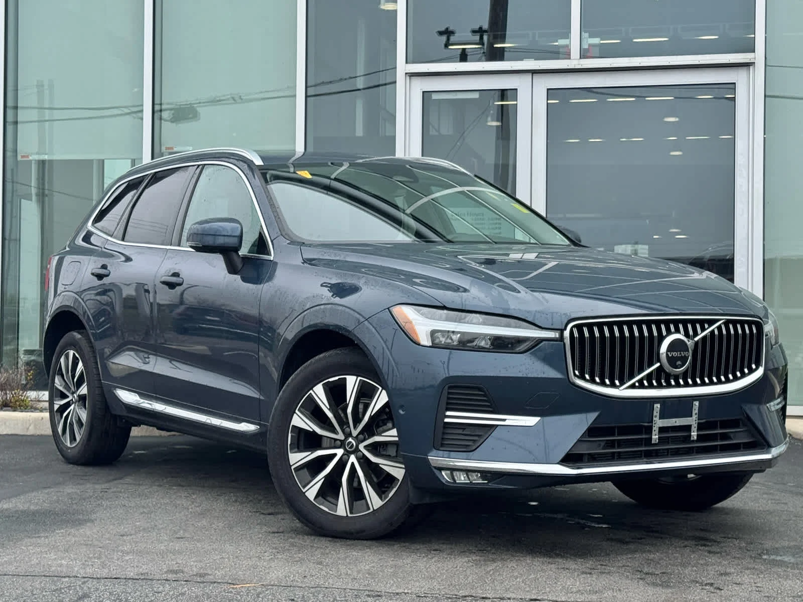 2023 Volvo XC60 B5 Plus Bright Theme FWD's photo