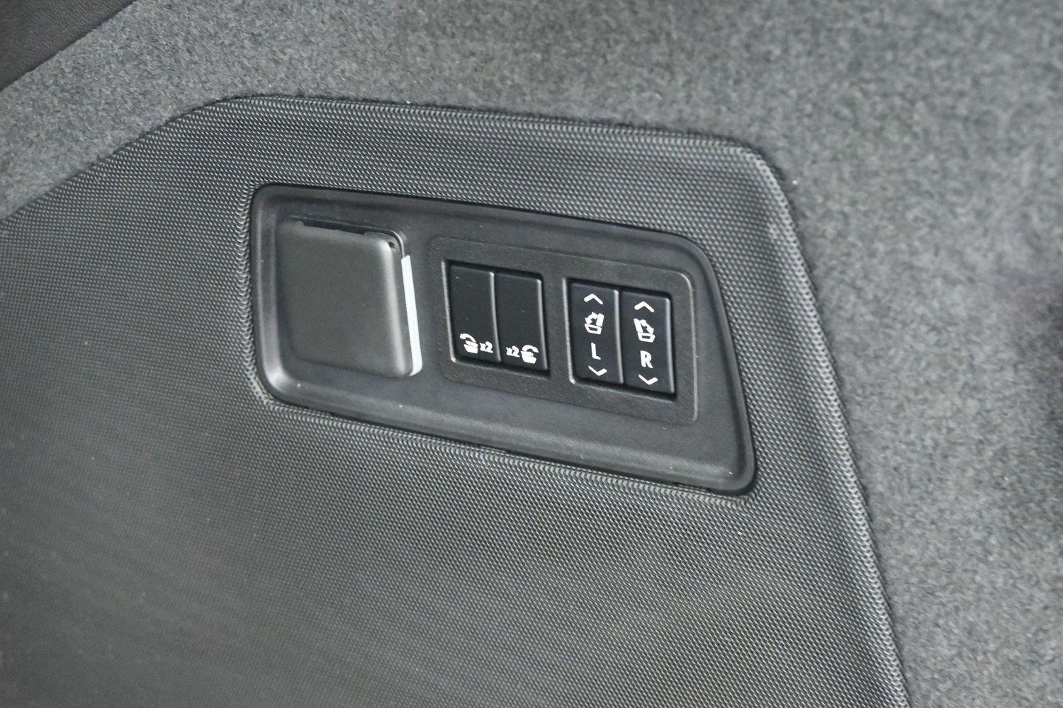 Used 2021 CRYSTAL WHITE TRICOAT Cadillac Sport Platinum image 11