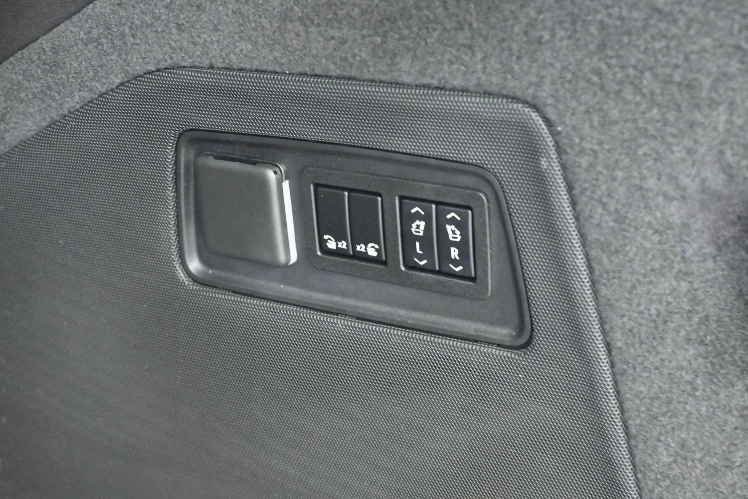 Used 2021 CRYSTAL WHITE TRICOAT Cadillac Sport Platinum image 11