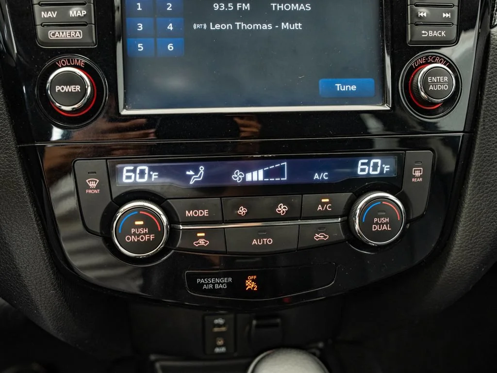 Used 2015 Arctic Blue Metallic Nissan SL image 35