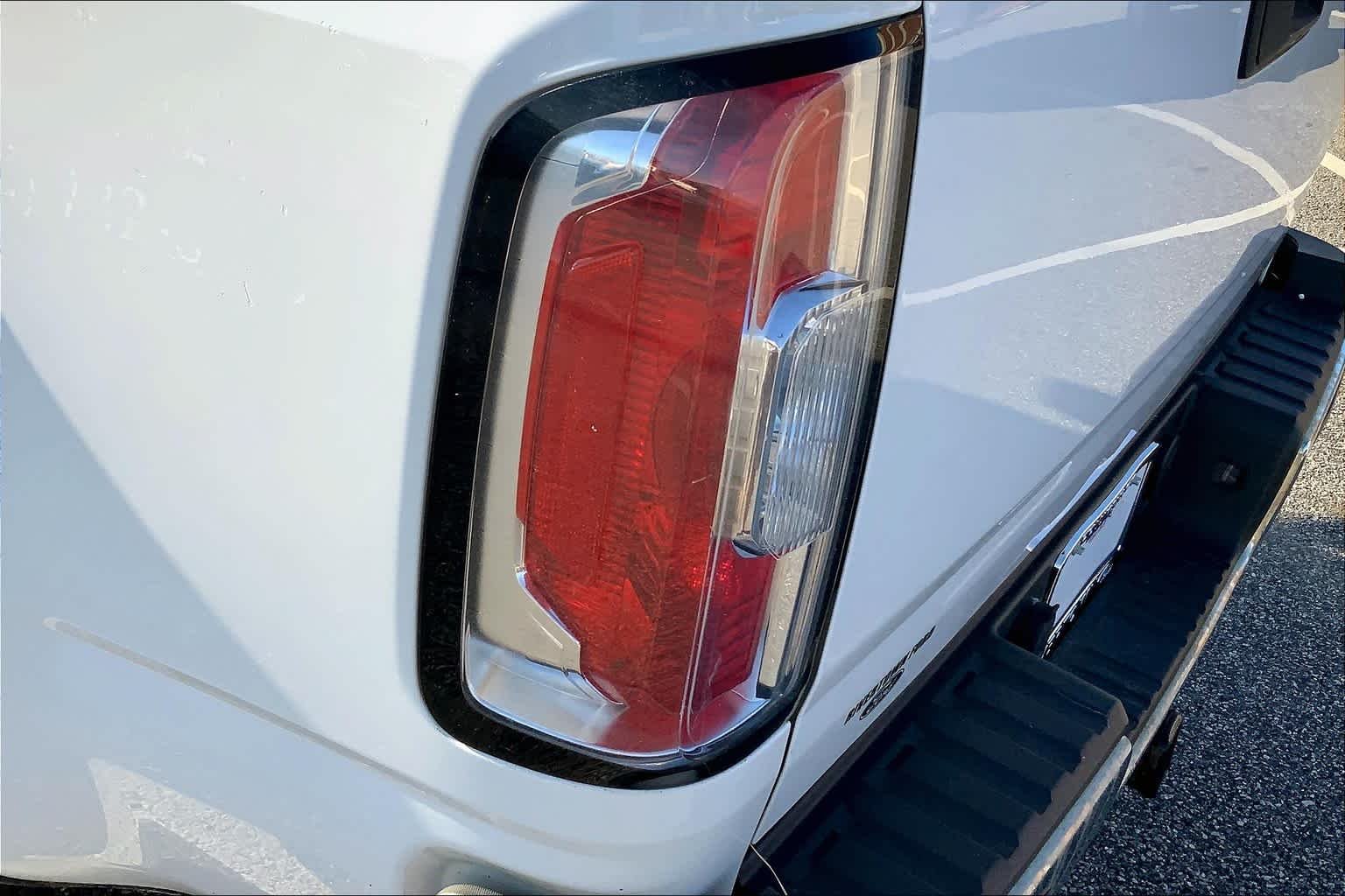 Used 2018 Summit White GMC 2WD image 28