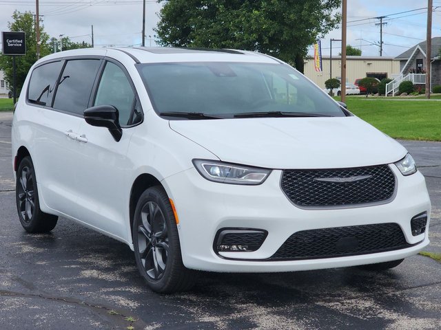 New 2026 Chrysler Pacifica Select