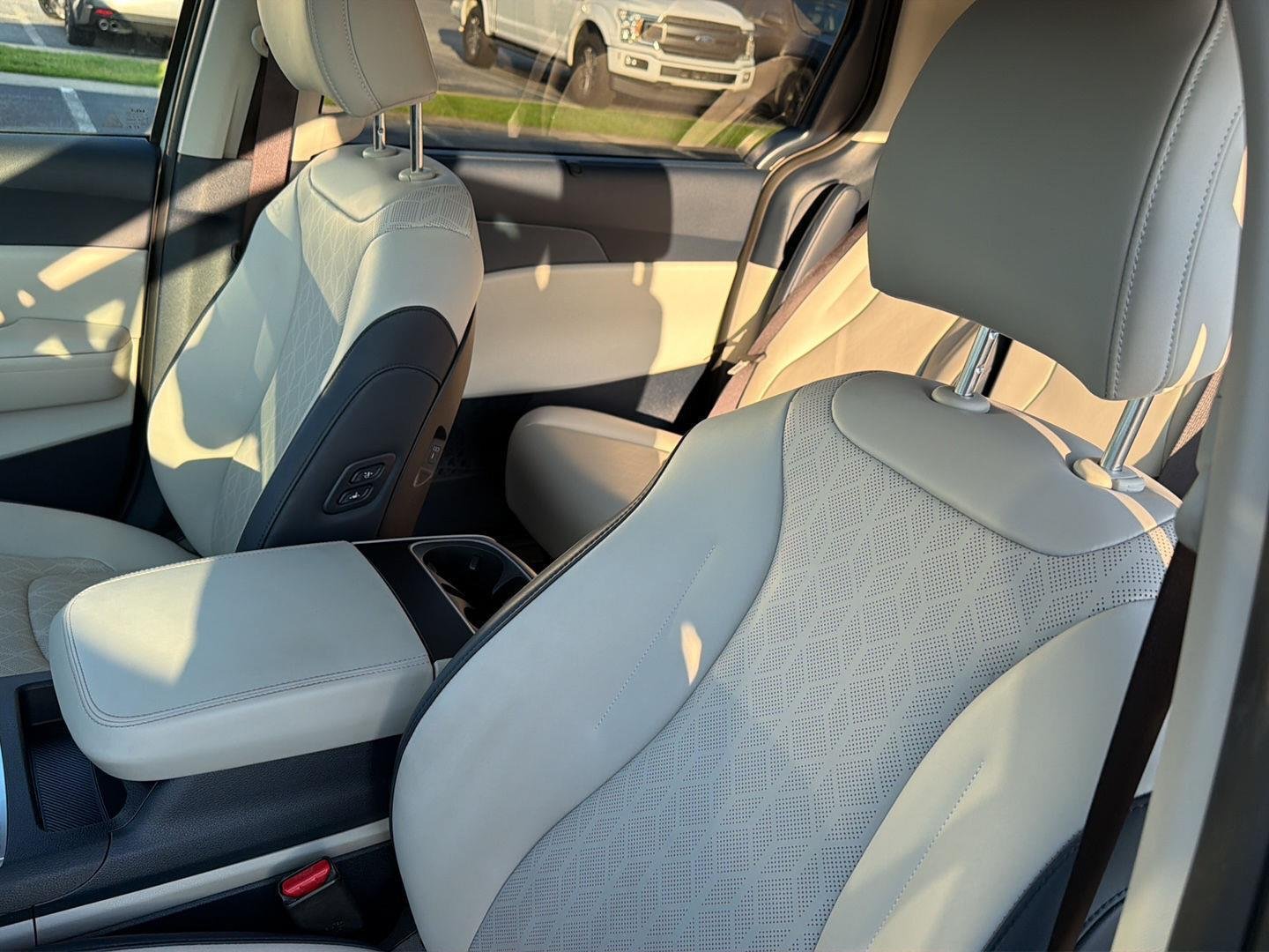 Used 2025 Ivory Silver Gloss Kia SX image 27