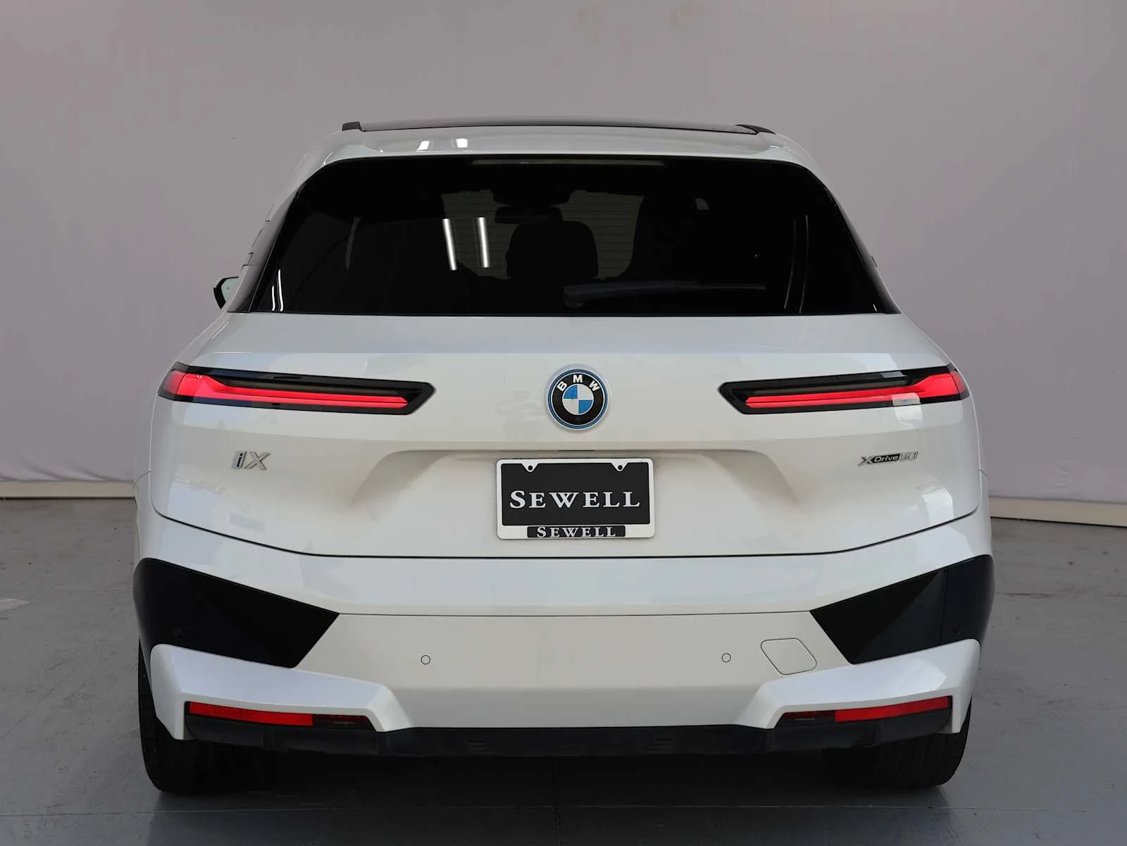 Used 2024 Mineral White Metallic BMW xDrive50 image 8