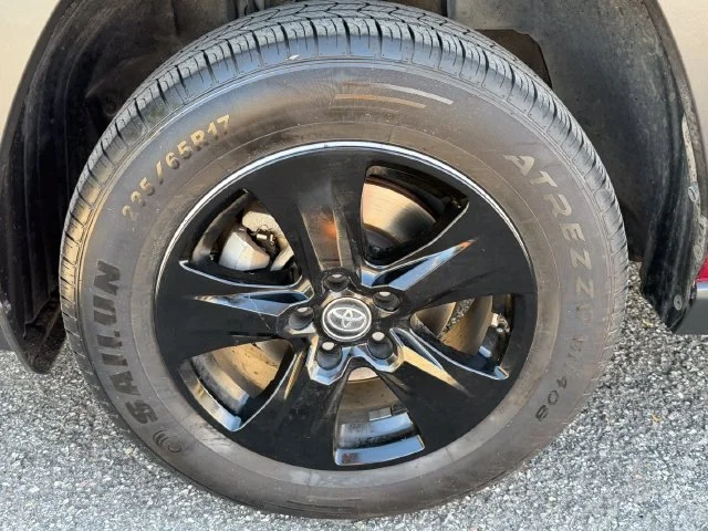 Used 2019 Pearl Toyota XLE image 10