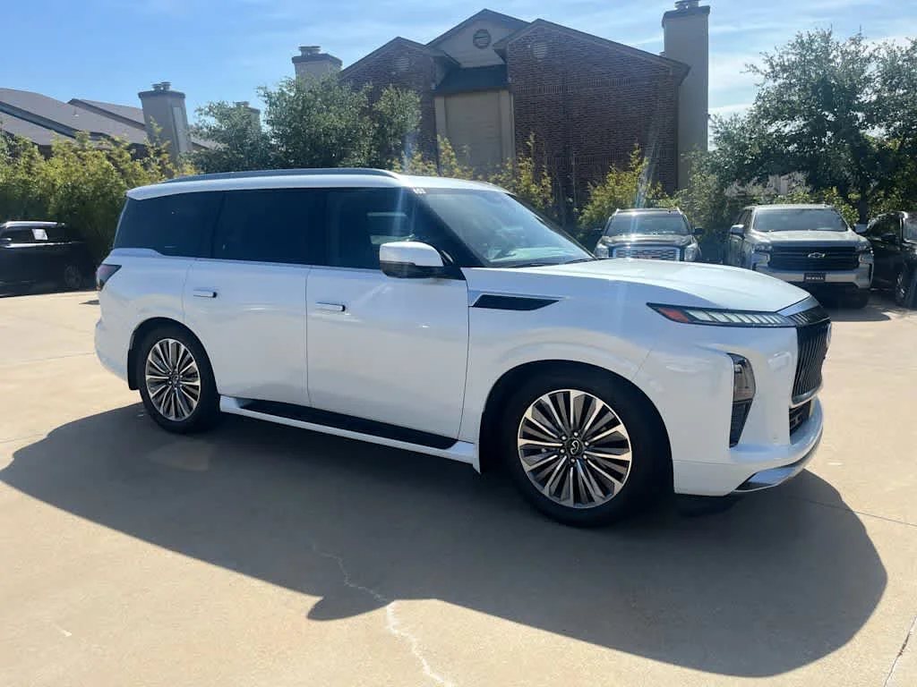 Certified Used 2026 Radiant White INFINITI LUXE image 2