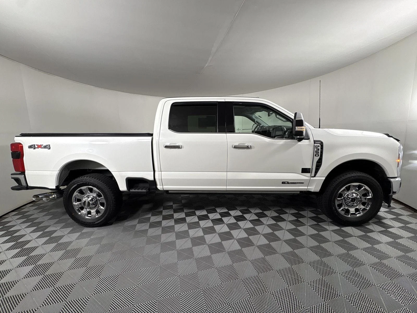 Used 2024 Star White Metallic Tri-Coat Ford LARIAT image 27