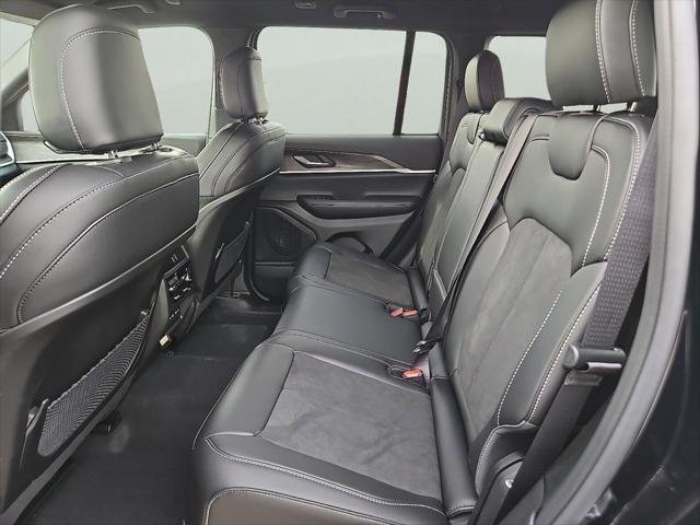 New 2026 Diamond Black Crystal Pearl-Coat Exterior Paint Jeep Laredo image 12