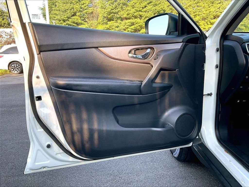 Used 2015 Glacier White Nissan S image 9