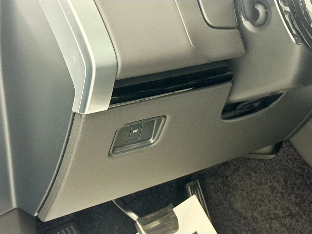 New 2026 Fuji White Land Rover SE image 10