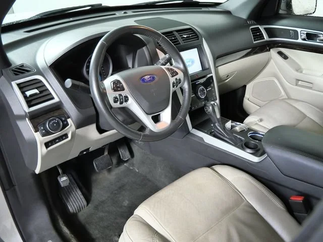Used 2011 White Ford Limited image 3