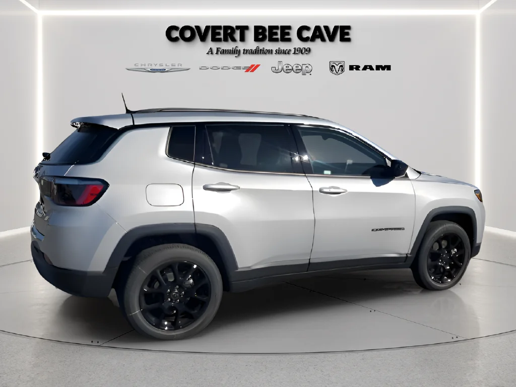 New 2026 Silver Zynith Metallic Clearcoat Jeep Latitude image 14