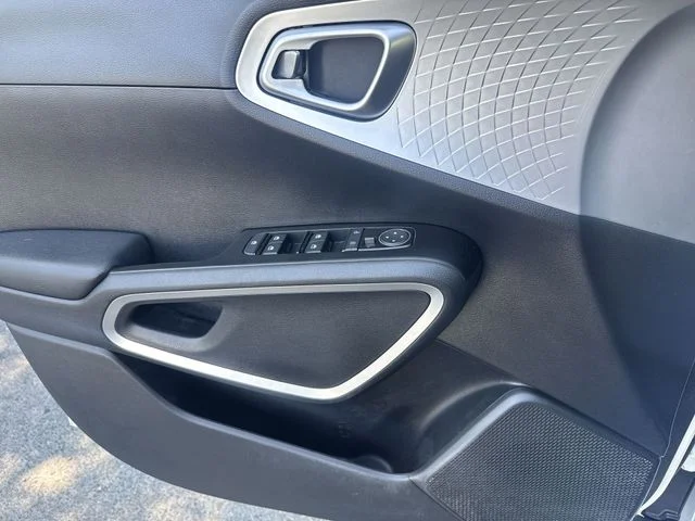 Used 2022 White Kia LX image 27