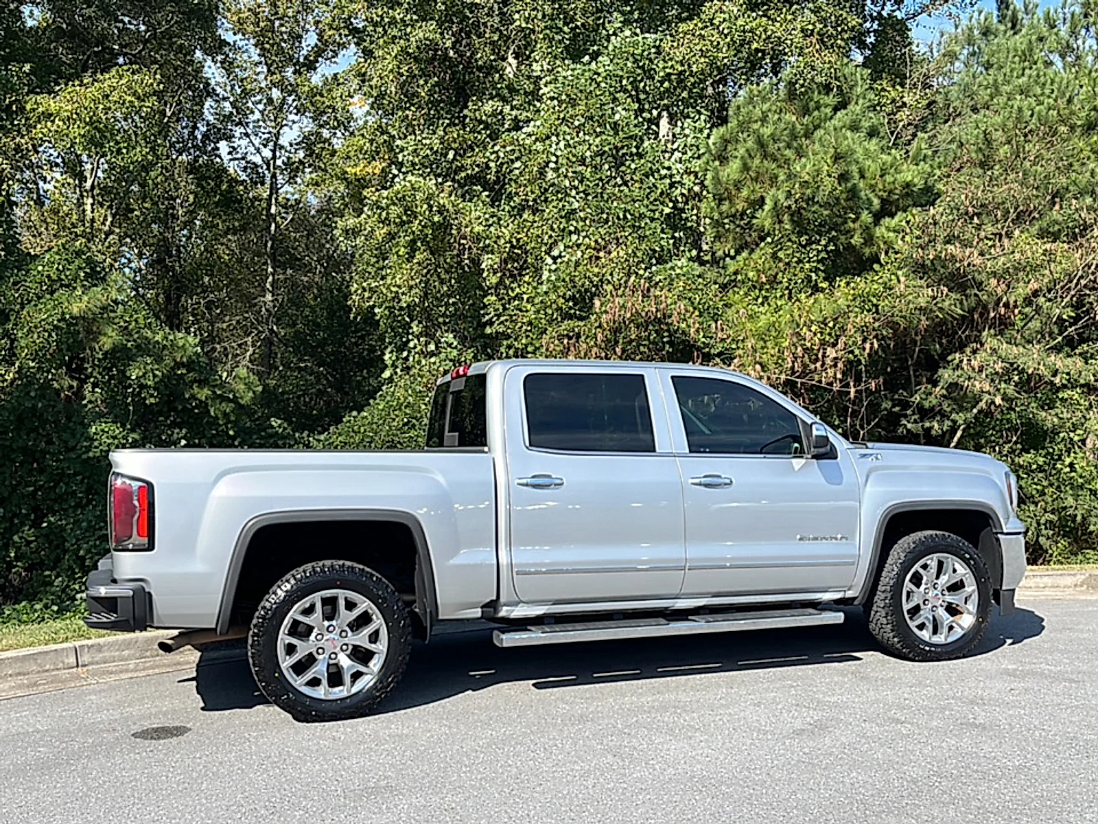 Used 2018 Quicksilver Metallic GMC SLT image 2