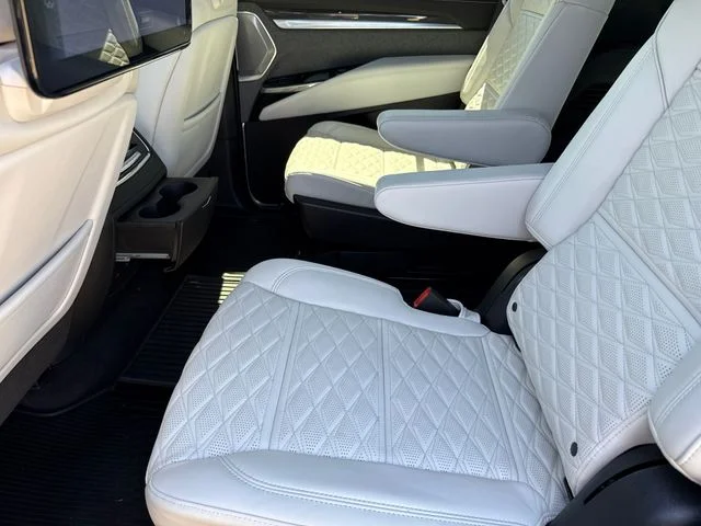 Used 2025 Green Cadillac V-Series image 17