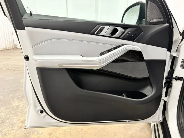 Used 2024 White BMW sDrive40i image 17