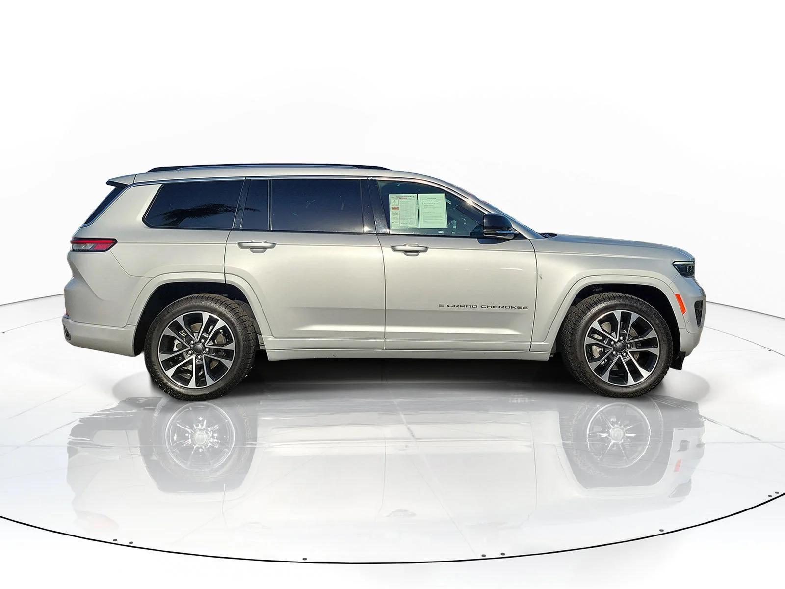 Certified Used 2022 Silver Jeep Overland image 2