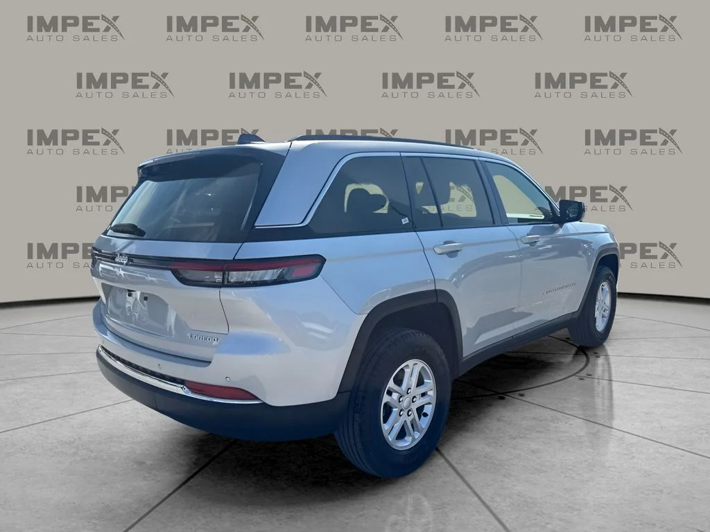 Used 2024 Silver Jeep Laredo image 5