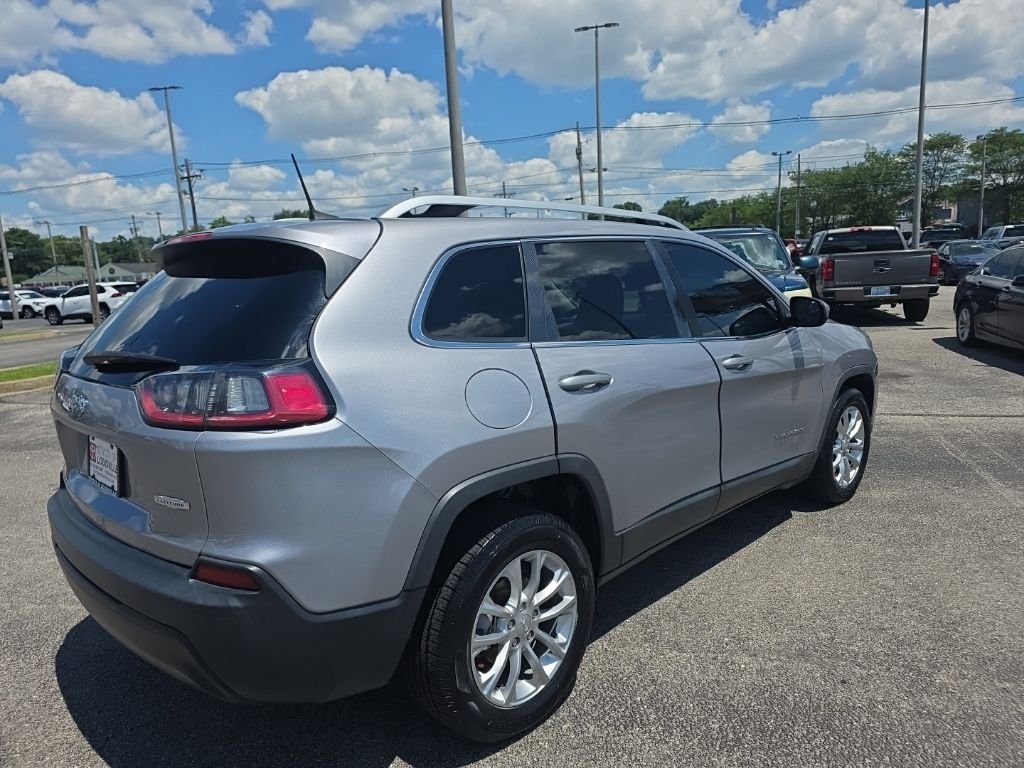 Used 2019 Silver Jeep Latitude image 4