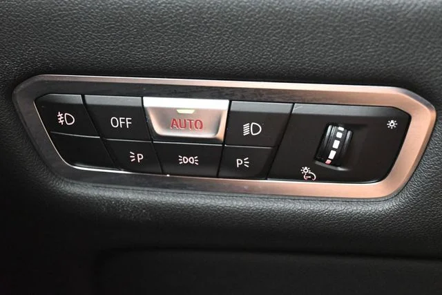 Used 2021 Gray BMW xDrive40i image 29