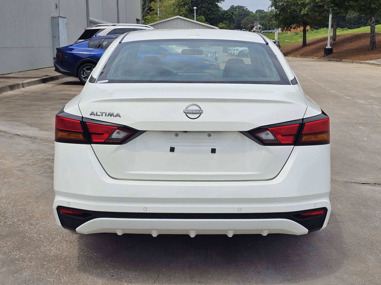 Used 2025 Glacier White Nissan SV image 10