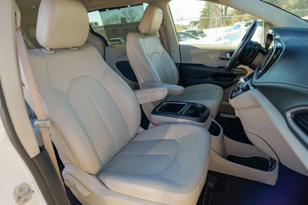 Used 2021 Bright White Clearcoat Chrysler Touring L image 29