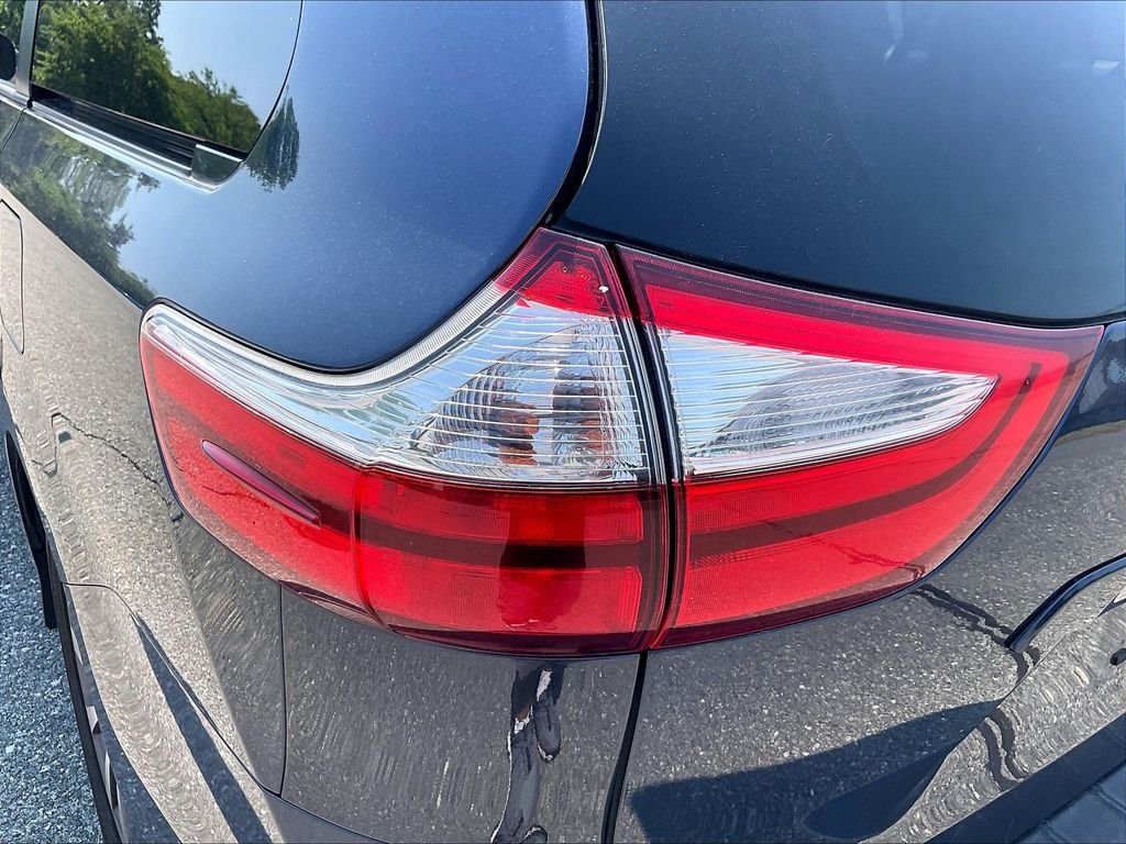 Used 2018 Beige Toyota XLE Premium image 34