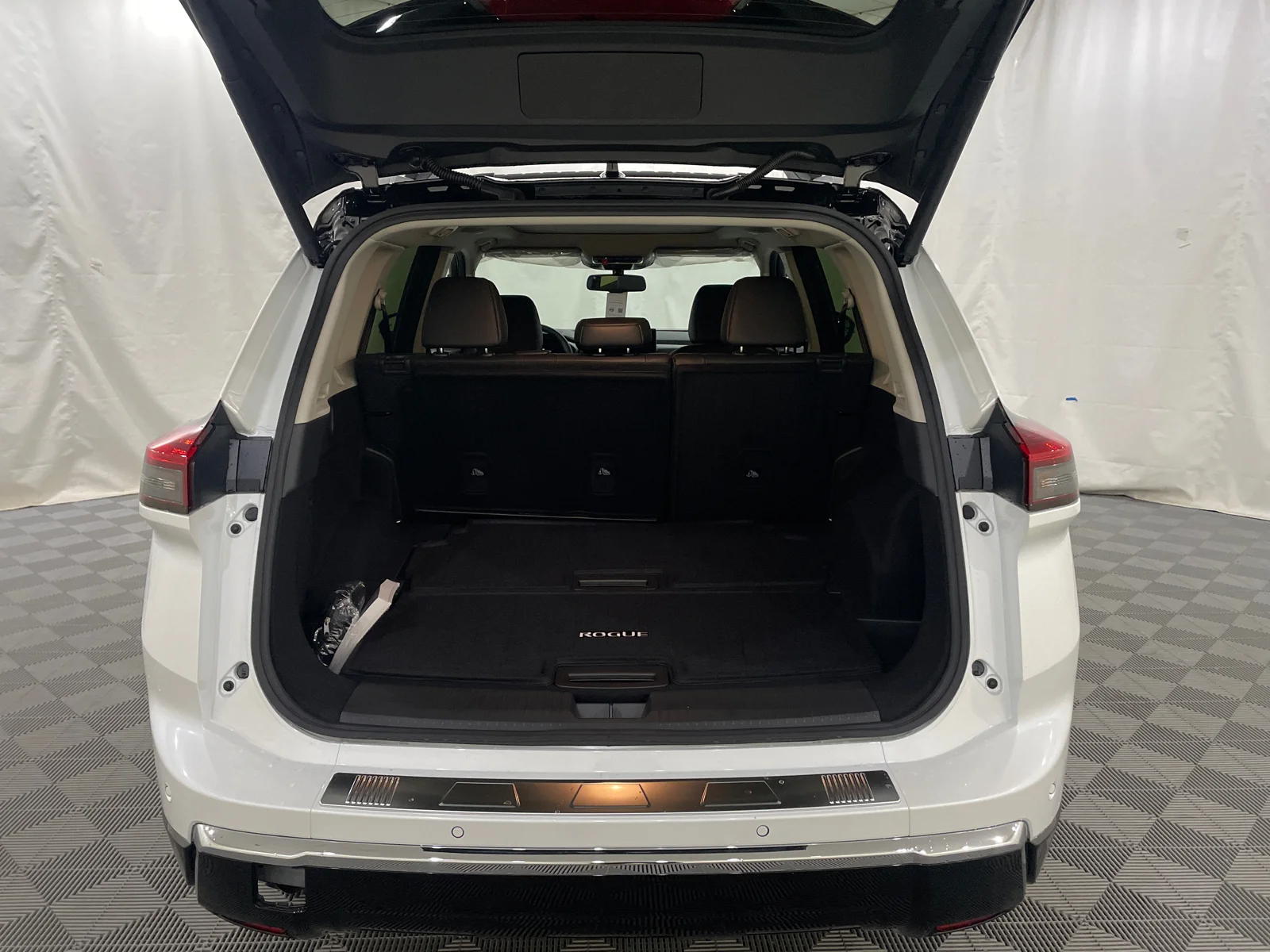 New 2026 Everest White Pearl/Super Black Nissan Platinum image 7