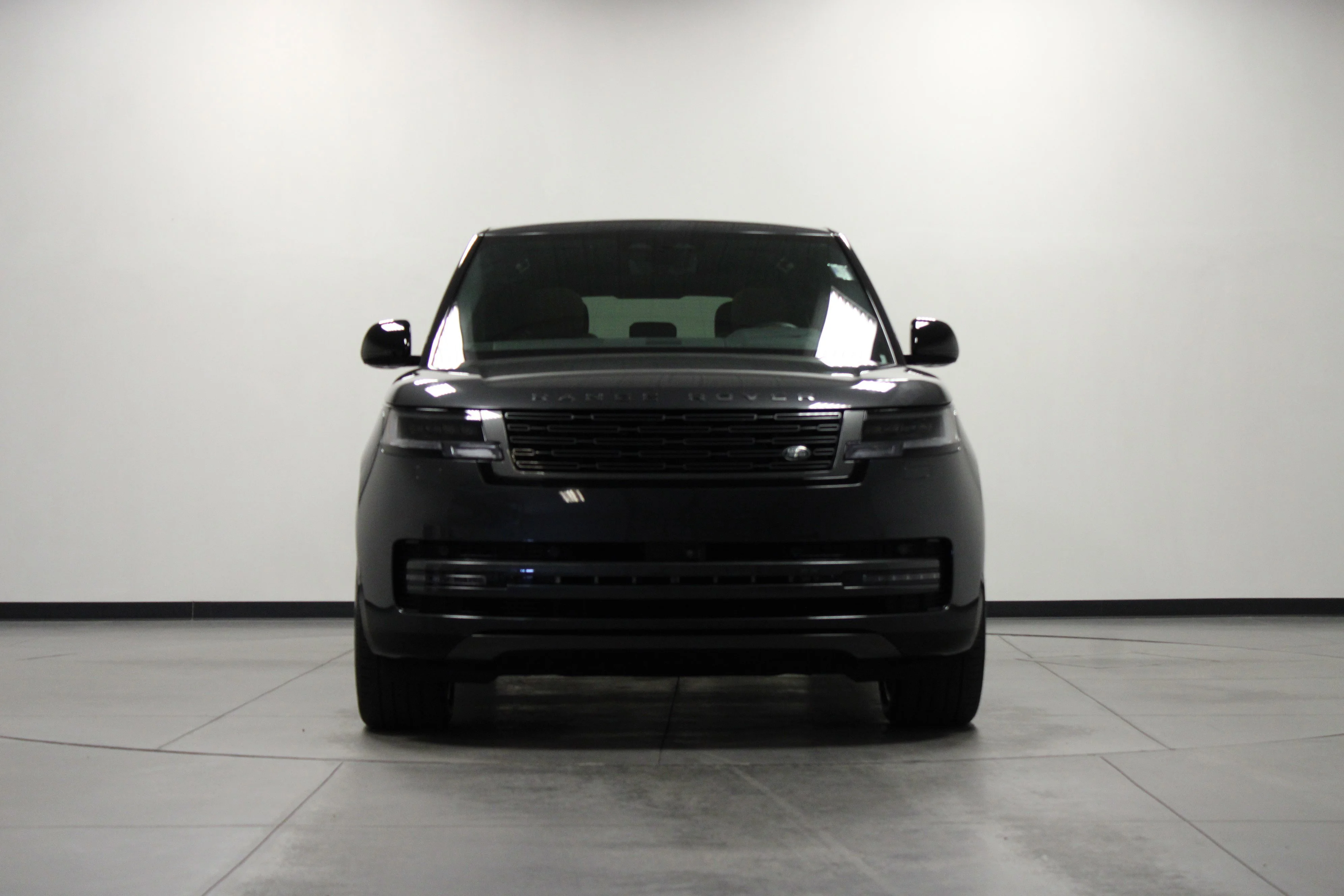 Used 2025 Carpathian Grey Premium Metallic Land Rover SE image 9