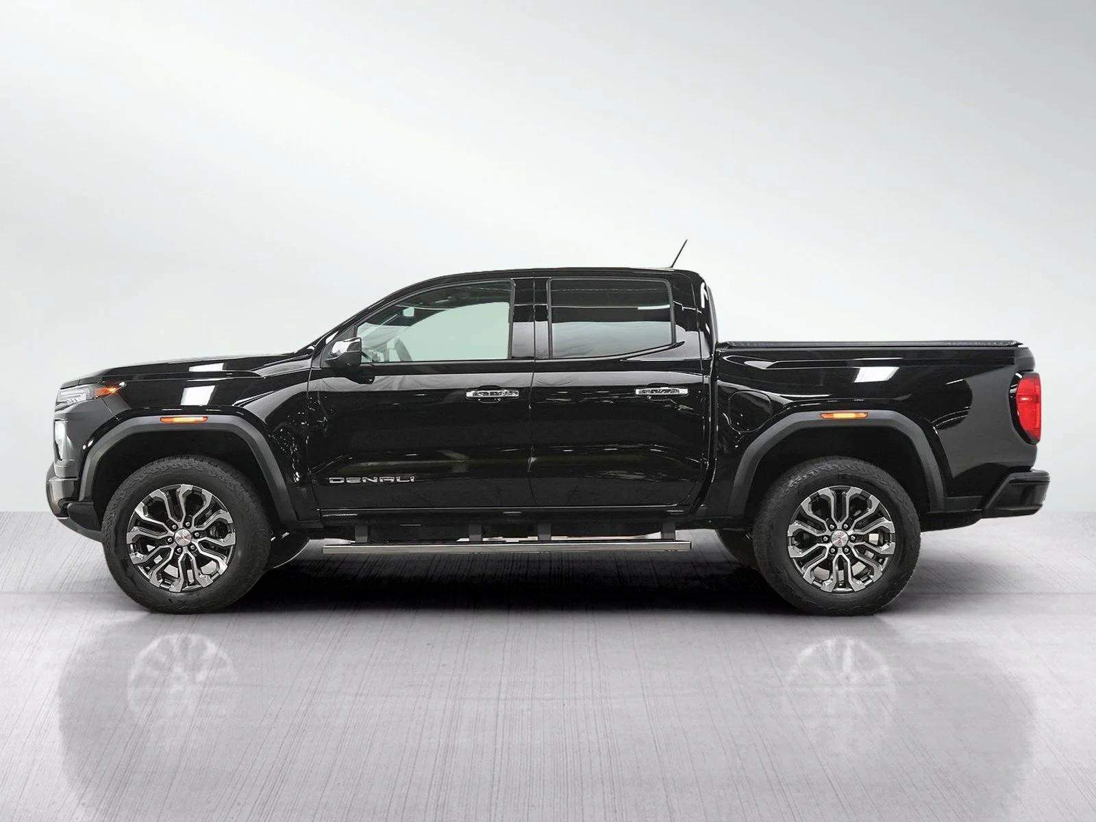 Used 2024 Onyx Black GMC Denali image 2