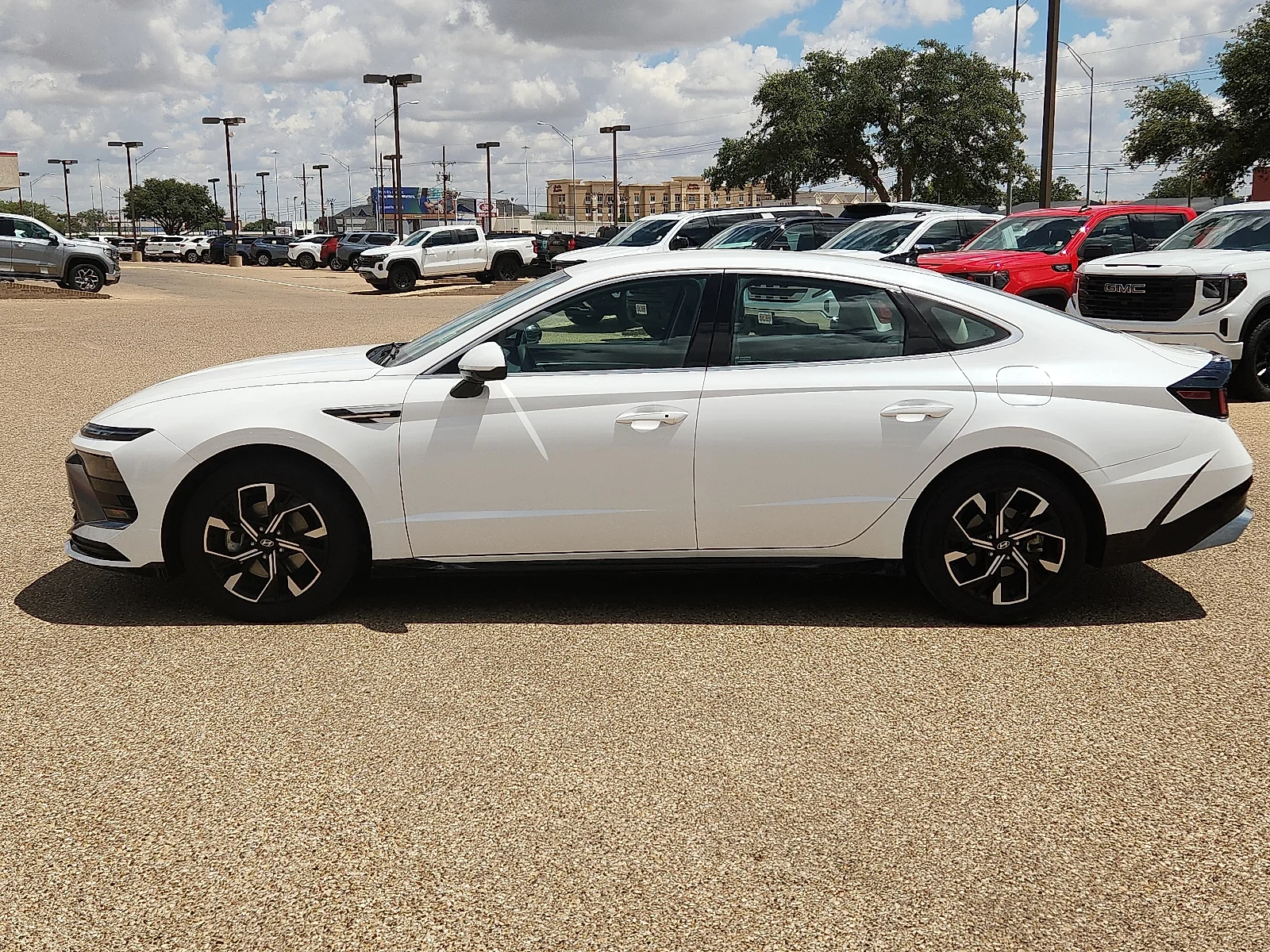 Used 2025 White Hyundai SEL image 2