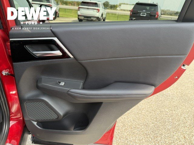 Used 2023 Red Mitsubishi SE Black Edition image 33