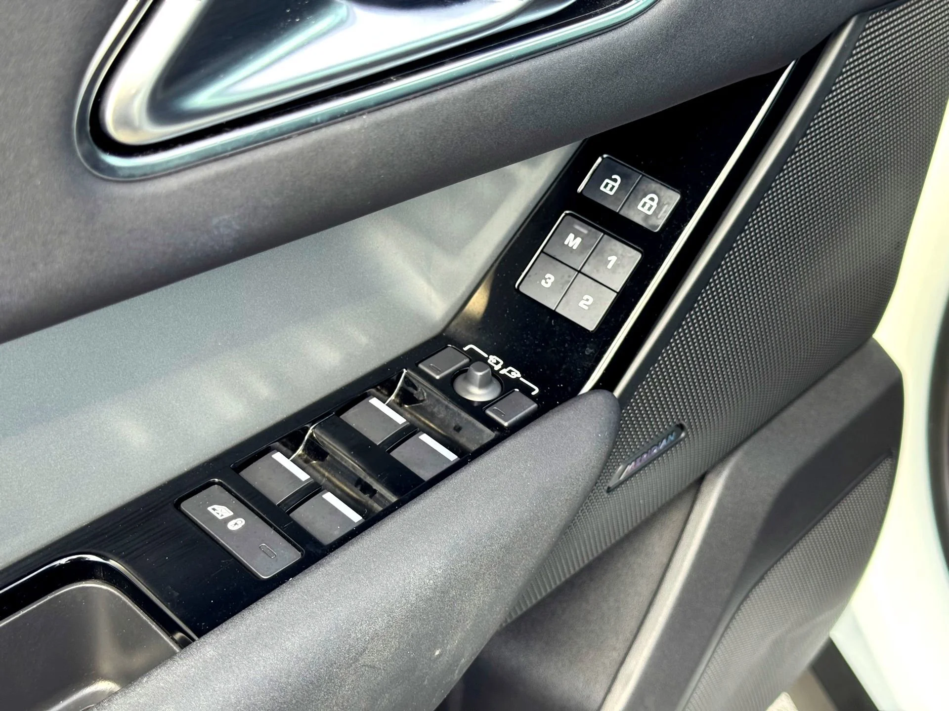 Used 2024  Land Rover S image 16