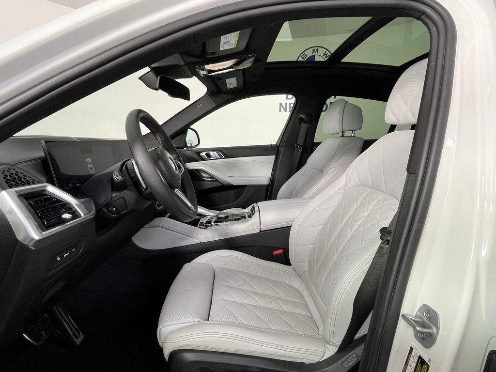 Used 2024 White BMW M60i image 21