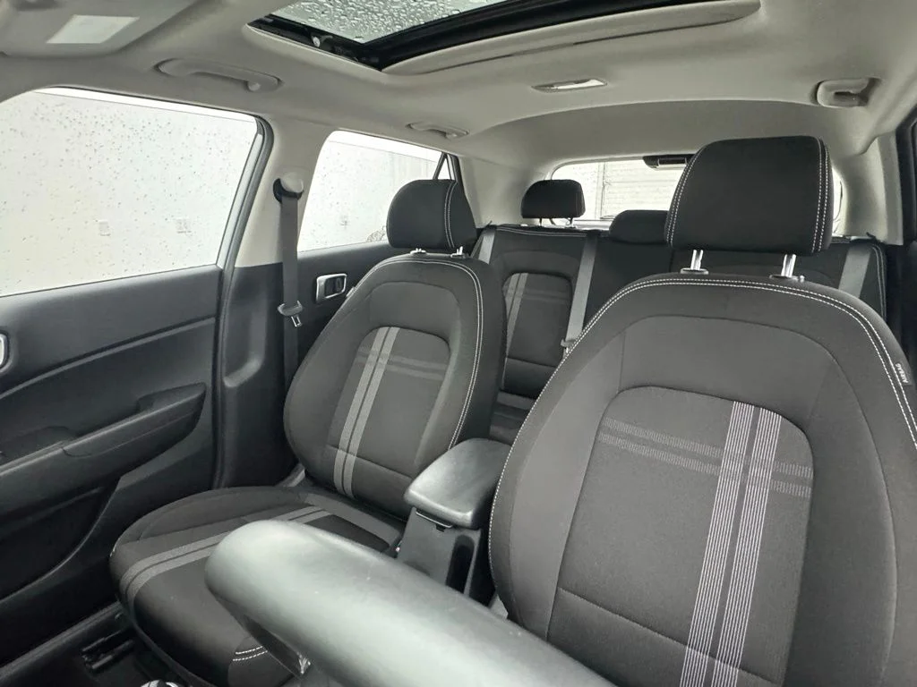 Used 2025 Lunar White Hyundai SEL image 17