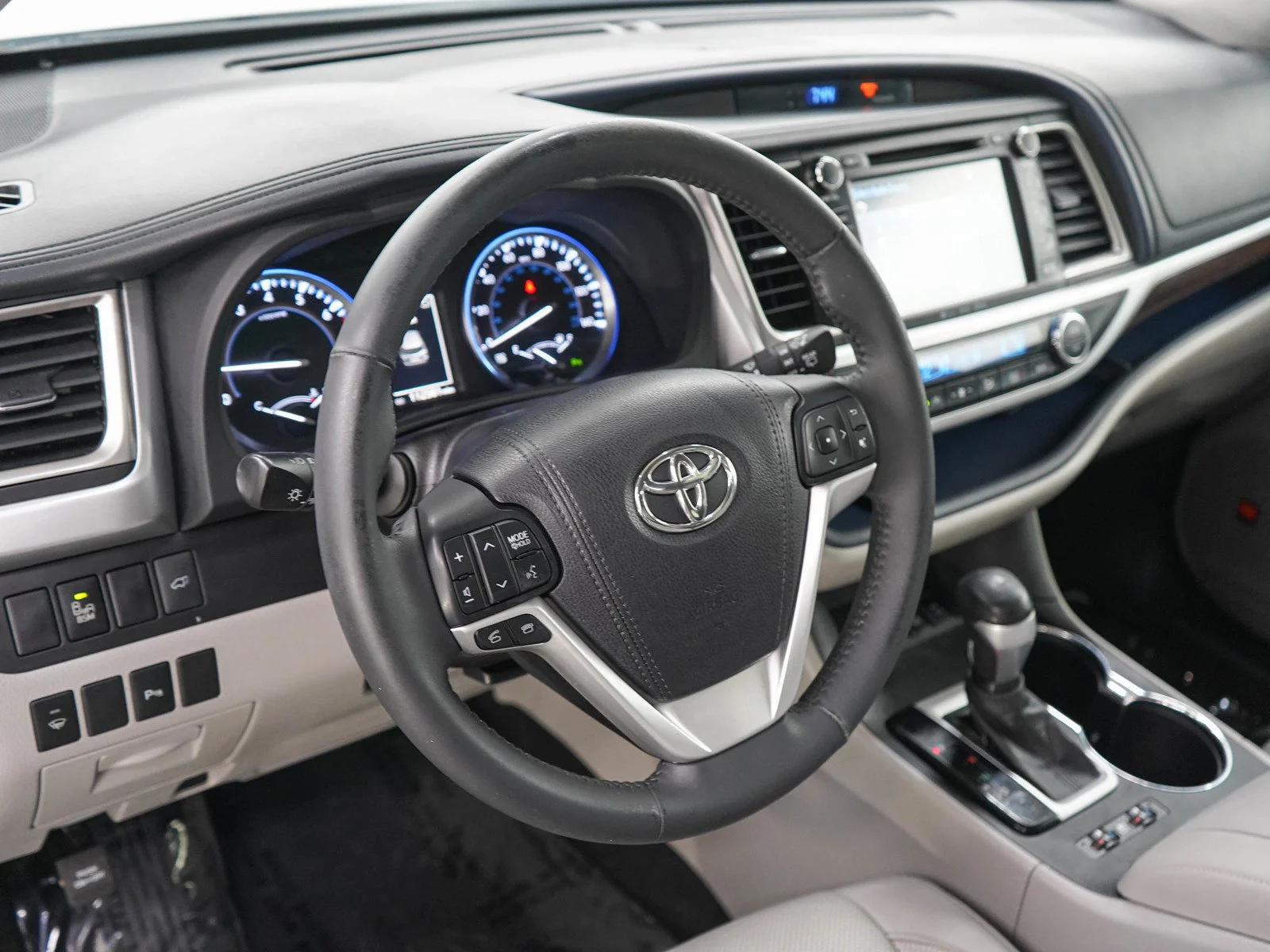 Used 2016 Blizzard Pearl Toyota  image 20