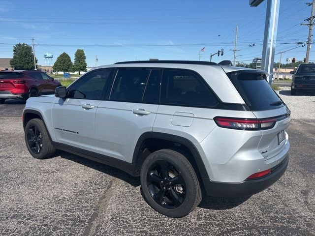 Used 2023 Silver Jeep Limited image 5
