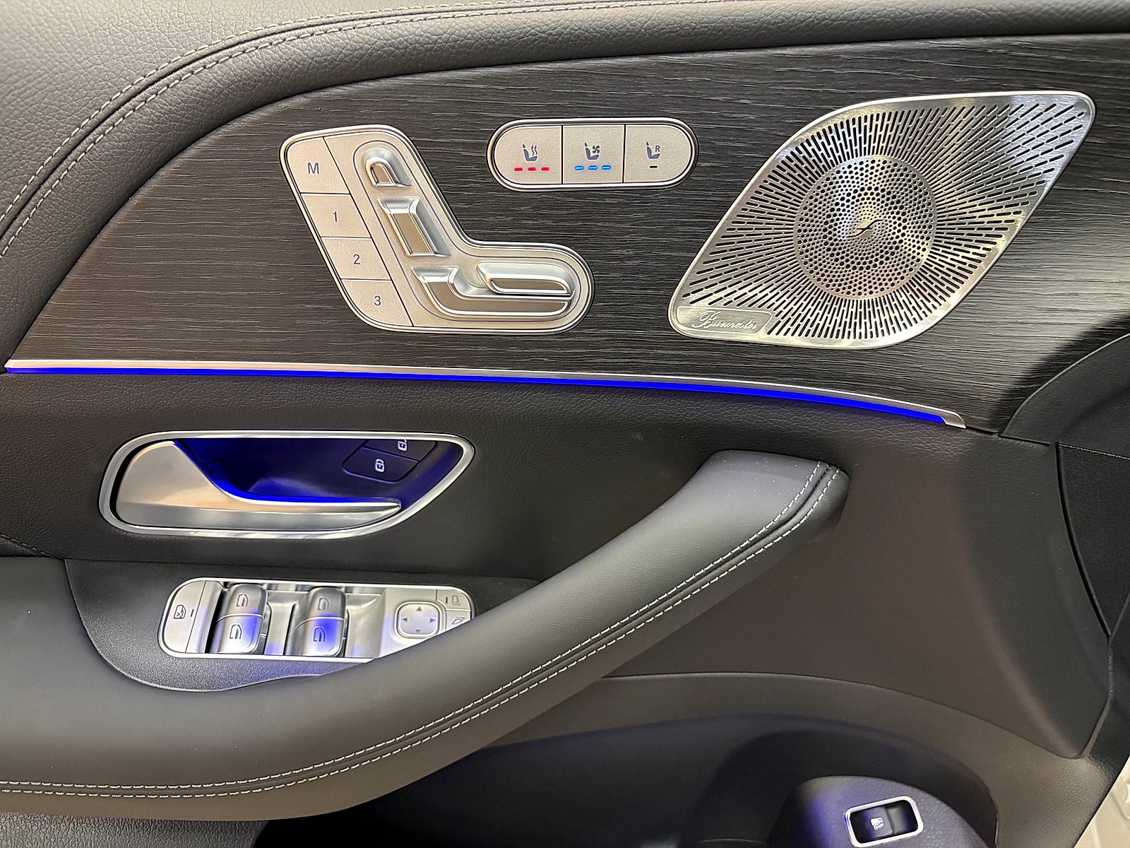 New 2027 MANUFAKTUR Moonlight White Metallic Mercedes-Benz AMG® GLE 53e image 13