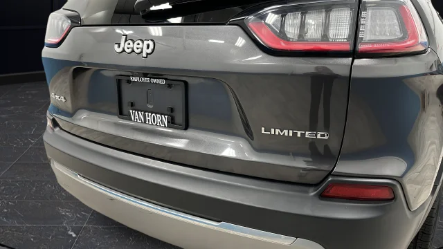 Used 2022 Crystal Metallic Jeep Limited image 37