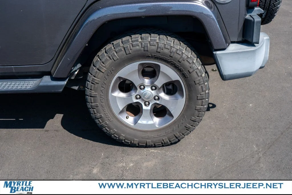 Used 2018 Granite Crystal Metallic Clearcoat Jeep Unlimited Sahara image 13