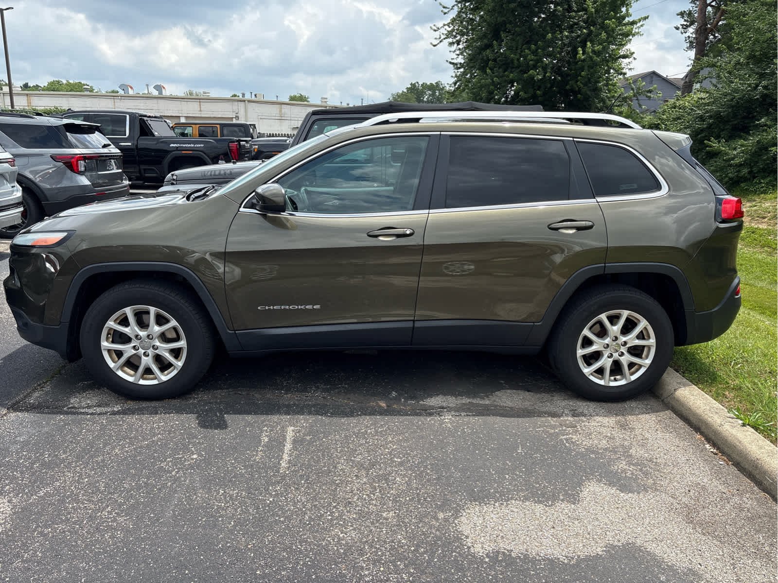 Used 2014 Eco Green Pearlcoat Jeep Latitude image 2