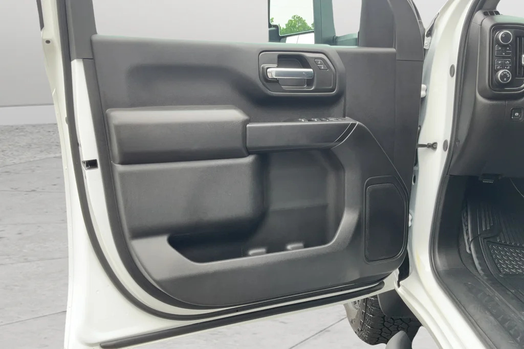 Used 2025 White Chevrolet Custom image 11