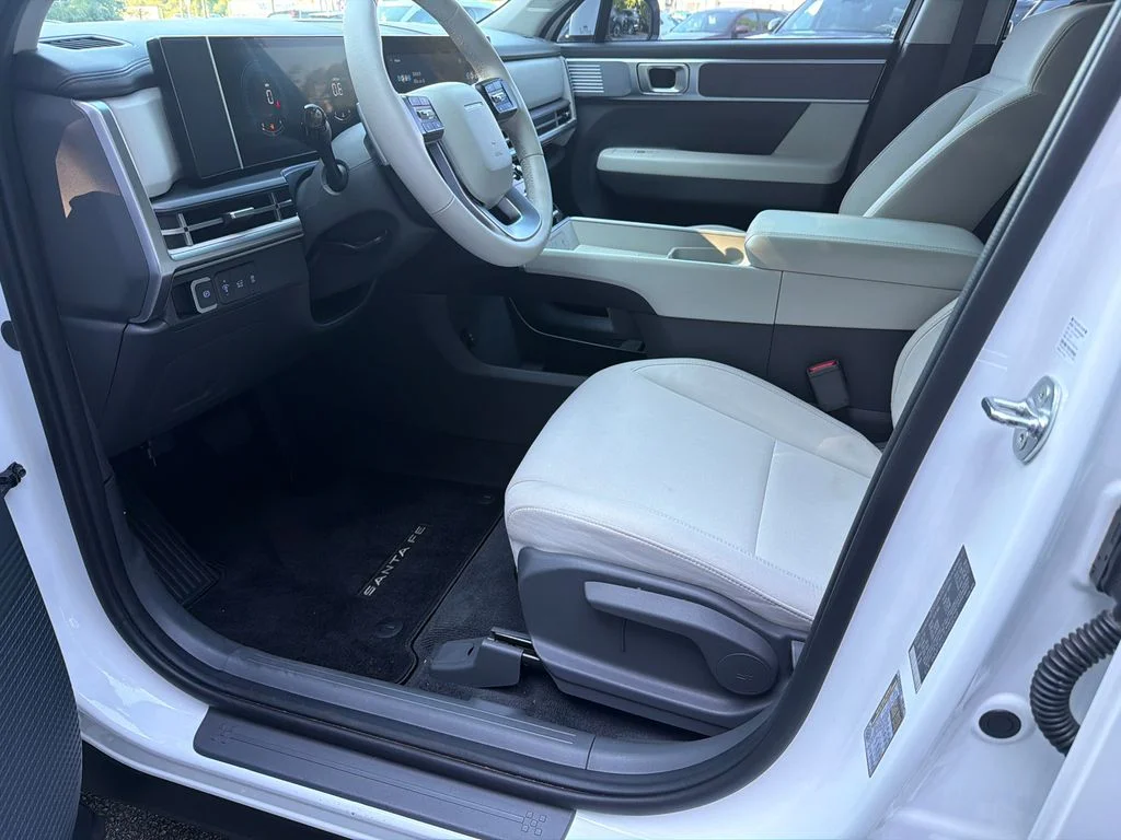 Used 2025 White Hyundai SE image 9
