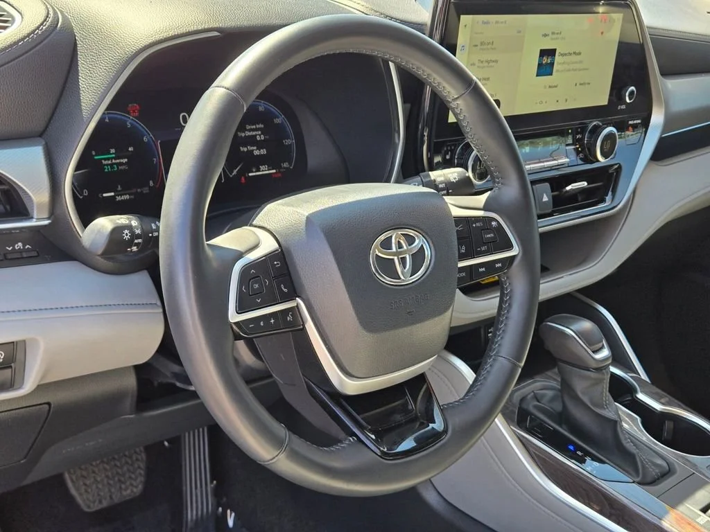 Used 2024 Wind Chill Pearl Toyota LE image 19